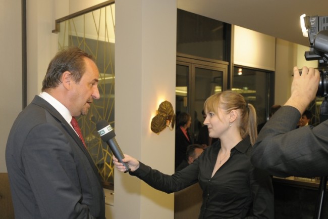 “我们在建立战略性的长期合作项目”