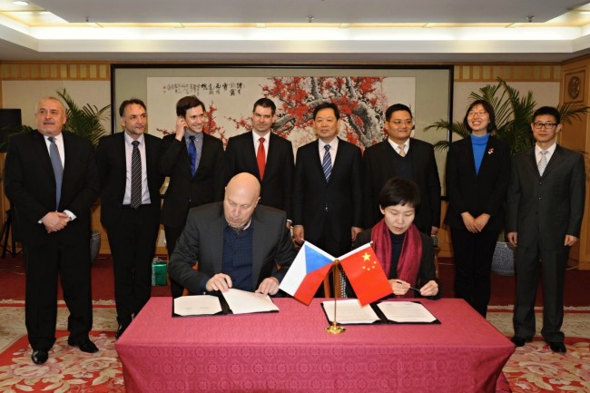 捷中友好合作协会陪同工贸部副部长访问中国