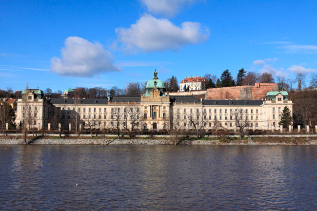 政府改变与中国的关系