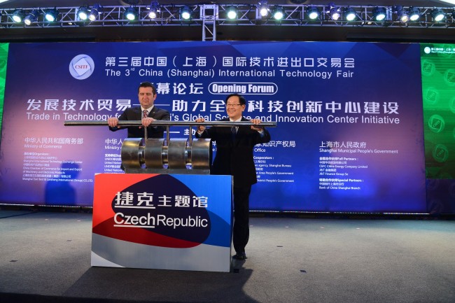 捷克众议院议长率团成功访华