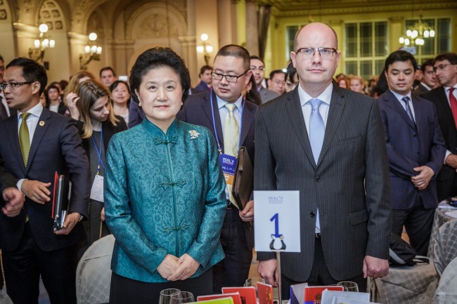 中国国务院副总理访问期间捷中签署了九份合作备忘录