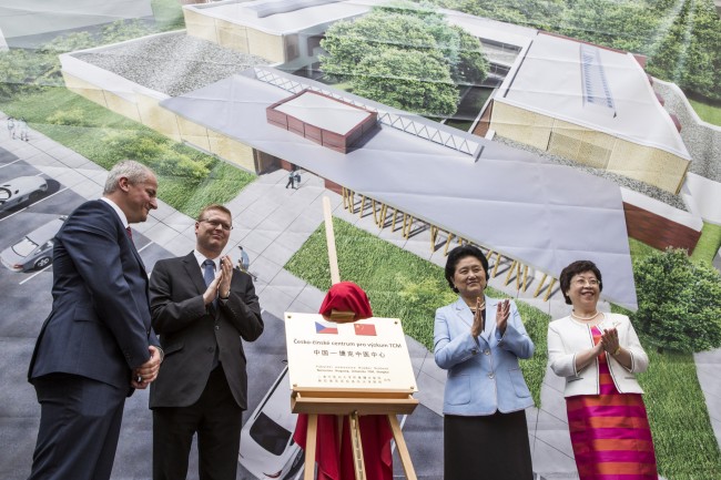 首家中国-捷克中医中心揭牌